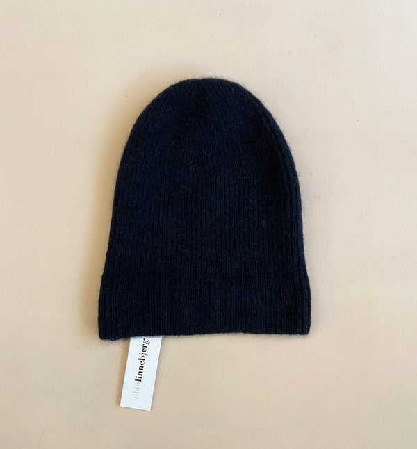 Stickad mössa i mjuk alpackablandning.&nbsp;

Färg: Svart

Material: 48% baby alpackaull, 20% ull, 30% polyamid, 2% elastan.

Tillverkad i: Serbien

Tvätt:&nbsp;30 grader fintvätt