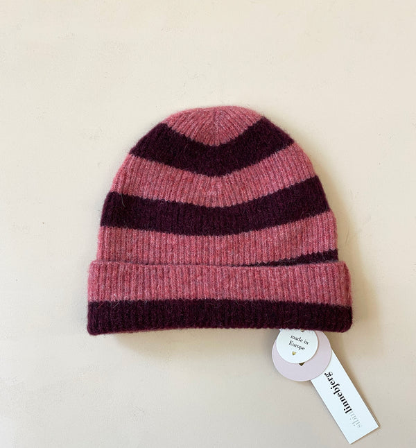 Stickad mössa i mjuk alpackablandning.&nbsp;

Färg: Rosa/vinröd

Material: 48% baby alpackaull, 20% ull, 30% polyamid, 2% elastan.

Tillverkad i: Serbien

Tvätt:&nbsp;30 grader fintvätt