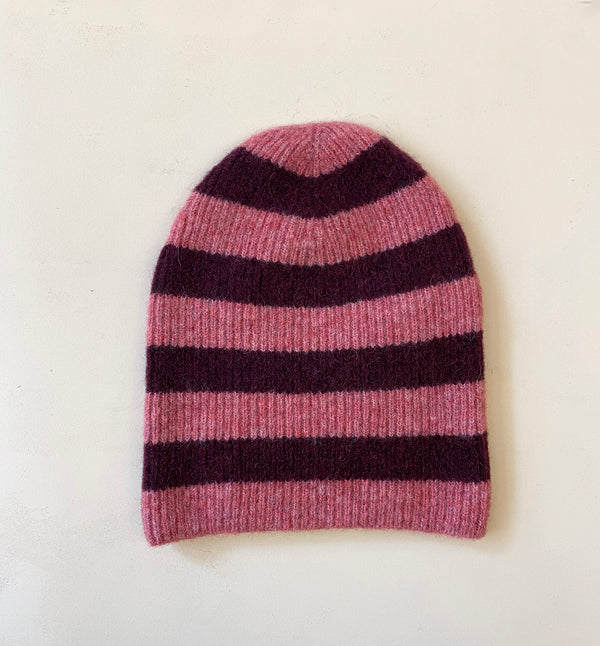 Stickad mössa i mjuk alpackablandning.&nbsp;

Färg: Rosa/vinröd

Material: 48% baby alpackaull, 20% ull, 30% polyamid, 2% elastan.

Tillverkad i: Serbien

Tvätt:&nbsp;30 grader fintvätt