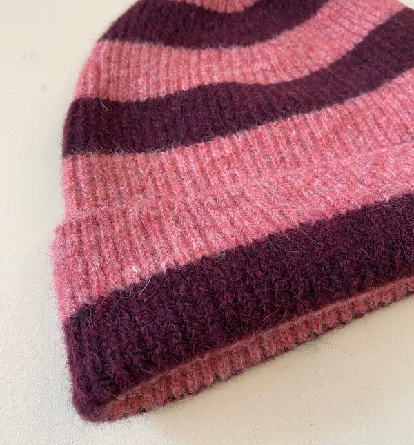 Stickad mössa i mjuk alpackablandning.&nbsp;

Färg: Rosa/vinröd

Material: 48% baby alpackaull, 20% ull, 30% polyamid, 2% elastan.

Tillverkad i: Serbien

Tvätt:&nbsp;30 grader fintvätt