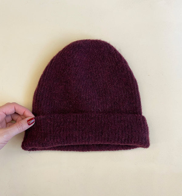 Stickad mössa i mjuk alpackablandning. Fin med scarf Liv.&nbsp;

Färg: Vinröd

Material: 48% baby alpackaull, 20% ull, 30% polyamid, 2% elastan.

Tillverkad i: Serbien

Tvätt:&nbsp;30 grader fintvätt