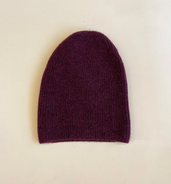 Stickad mössa i mjuk alpackablandning. Fin med scarf Liv.&nbsp;

Färg: Vinröd

Material: 48% baby alpackaull, 20% ull, 30% polyamid, 2% elastan.

Tillverkad i: Serbien

Tvätt:&nbsp;30 grader fintvätt