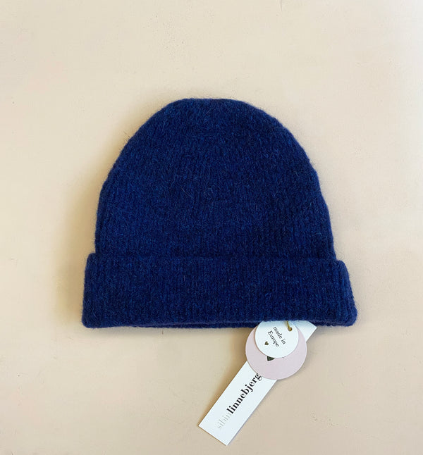 Stickad mössa i mjuk alpackablandning. Fin med scarf Liv.

Färg: Mörkblå

Material: 48% baby alpackaull, 20% ull, 30% polyamid, 2% elastan.

Tillverkad i: Serbien

Tvätt: 30 grader fintvätt