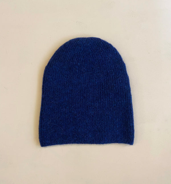 Stickad mössa i mjuk alpackablandning. Fin med scarf Liv.

Färg: Mörkblå

Material: 48% baby alpackaull, 20% ull, 30% polyamid, 2% elastan.

Tillverkad i: Serbien

Tvätt: 30 grader fintvätt
