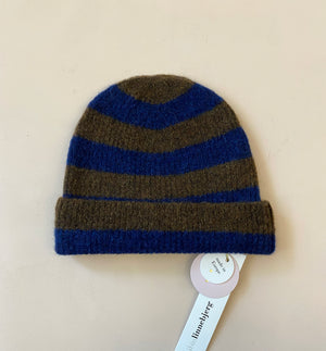 Stickad randig mössa i mjuk alpackablandning.&nbsp;

Färg: Brun/mörkblå

Material: 48% baby alpackaull, 20% ull, 30% polyamid, 2% elastan.

Tillverkad i: Serbien

Tvätt:&nbsp;30 grader fintvätt