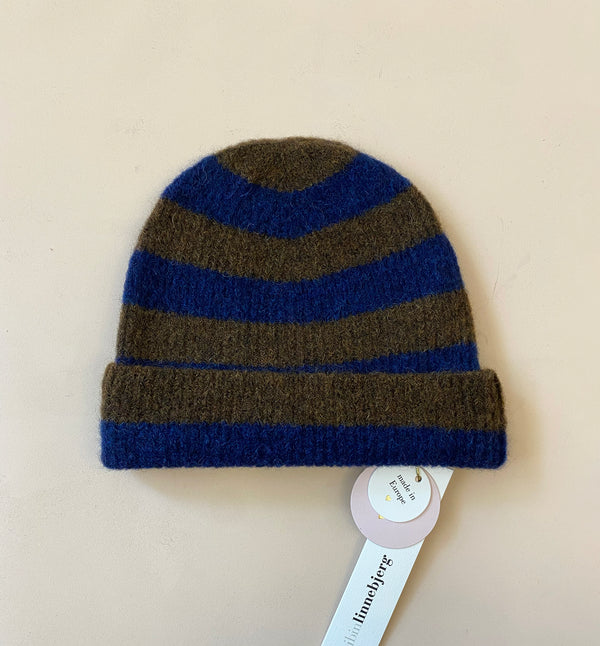 Stickad randig mössa i mjuk alpackablandning.&nbsp;

Färg: Brun/mörkblå

Material: 48% baby alpackaull, 20% ull, 30% polyamid, 2% elastan.

Tillverkad i: Serbien

Tvätt:&nbsp;30 grader fintvätt