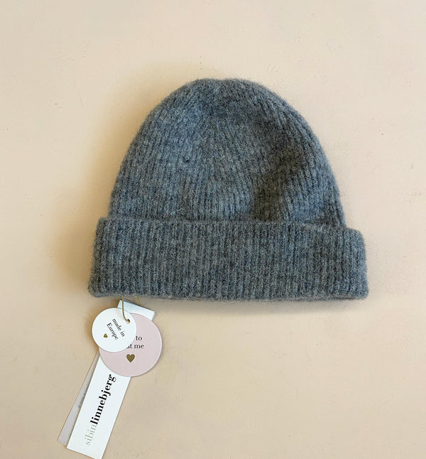 Stickad mössa i mjuk alpackablandning. Fin med scarf Liv.&nbsp;

Färg: Mörkgrå melerad

Material: 48% baby alpackaull, 20% ull, 30% polyamid, 2% elastan.

Tillverkad i: Serbien

Tvätt:&nbsp;30 grader fintvätt