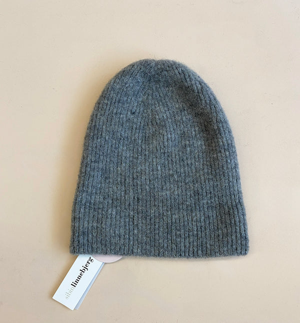 Stickad mössa i mjuk alpackablandning. Fin med scarf Liv.&nbsp;

Färg: Mörkgrå melerad

Material: 48% baby alpackaull, 20% ull, 30% polyamid, 2% elastan.

Tillverkad i: Serbien

Tvätt:&nbsp;30 grader fintvätt