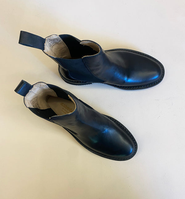 Gawaflex är en Chelsea boot från det familjedrivna italienska företaget Astorflex. Gawaflex är en stilren och stylish boot med komfort och hantverk i fokus. Skon är tillverkad för hand i Italien av vegetabiliskt garvat läder. Lädret är mjuk och får en vacker patina med tiden.&nbsp;

Sulan är en flexibel och väldigt lätt gummisula vilket gör att denna Chelsea boot är ovanligt lätt!

Färg: Svart

Material:&nbsp;

Ovandel: 1200 vegetabiliskt garvat mjukt läder

Foder: 100% vegetabiliskt garvat kalvläder

Mella