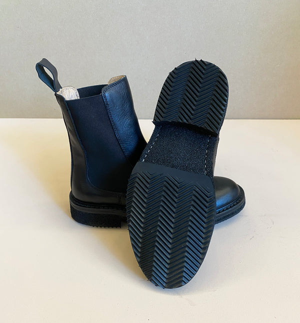 Gawaflex är en Chelsea boot från det familjedrivna italienska företaget Astorflex. Gawaflex är en stilren och stylish boot med komfort och hantverk i fokus. Skon är tillverkad för hand i Italien av vegetabiliskt garvat läder. Lädret är mjuk och får en vacker patina med tiden.&nbsp;

Sulan är en flexibel och väldigt lätt gummisula vilket gör att denna Chelsea boot är ovanligt lätt!

Färg: Svart

Material:&nbsp;

Ovandel: 1200 vegetabiliskt garvat mjukt läder

Foder: 100% vegetabiliskt garvat kalvläder

Mella
