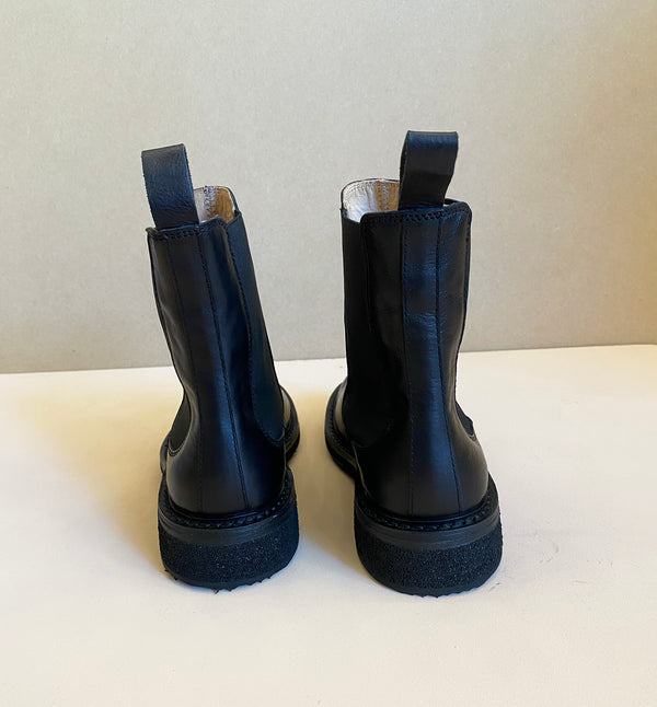 Gawaflex är en Chelsea boot från det familjedrivna italienska företaget Astorflex. Gawaflex är en stilren och stylish boot med komfort och hantverk i fokus. Skon är tillverkad för hand i Italien av vegetabiliskt garvat läder. Lädret är mjuk och får en vacker patina med tiden.&nbsp;

Sulan är en flexibel och väldigt lätt gummisula vilket gör att denna Chelsea boot är ovanligt lätt!

Färg: Svart

Material:&nbsp;

Ovandel: 1200 vegetabiliskt garvat mjukt läder

Foder: 100% vegetabiliskt garvat kalvläder

Mella