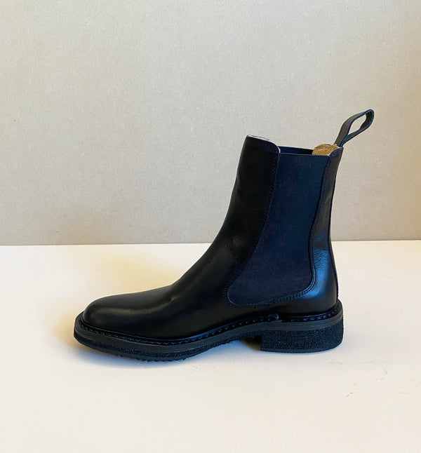 Gawaflex är en Chelsea boot från det familjedrivna italienska företaget Astorflex. Gawaflex är en stilren och stylish boot med komfort och hantverk i fokus. Skon är tillverkad för hand i Italien av vegetabiliskt garvat läder. Lädret är mjuk och får en vacker patina med tiden.&nbsp;

Sulan är en flexibel och väldigt lätt gummisula vilket gör att denna Chelsea boot är ovanligt lätt!

Färg: Svart

Material:&nbsp;

Ovandel: 1200 vegetabiliskt garvat mjukt läder

Foder: 100% vegetabiliskt garvat kalvläder

Mella