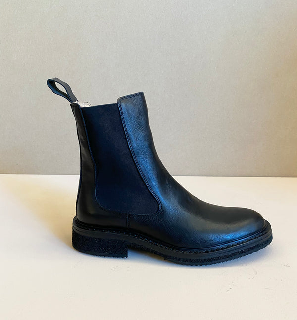 Gawaflex är en Chelsea boot från det familjedrivna italienska företaget Astorflex. Gawaflex är en stilren och stylish boot med komfort och hantverk i fokus. Skon är tillverkad för hand i Italien av vegetabiliskt garvat läder. Lädret är mjuk och får en vacker patina med tiden.&nbsp;

Sulan är en flexibel och väldigt lätt gummisula vilket gör att denna Chelsea boot är ovanligt lätt!

Färg: Svart

Material:&nbsp;

Ovandel: 1200 vegetabiliskt garvat mjukt läder

Foder: 100% vegetabiliskt garvat kalvläder

Mella