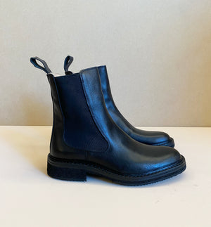Gawaflex är en Chelsea boot från det familjedrivna italienska företaget Astorflex. Gawaflex är en stilren och stylish boot med komfort och hantverk i fokus. Skon är tillverkad för hand i Italien av vegetabiliskt garvat läder. Lädret är mjuk och får en vacker patina med tiden.&nbsp;

Sulan är en flexibel och väldigt lätt gummisula vilket gör att denna Chelsea boot är ovanligt lätt!

Färg: Svart

Material:&nbsp;

Ovandel: 1200 vegetabiliskt garvat mjukt läder

Foder: 100% vegetabiliskt garvat kalvläder

Mella