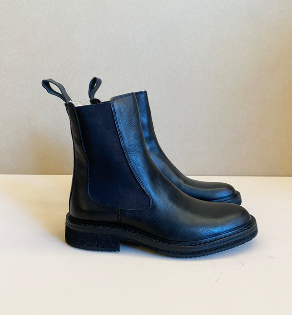 Gawaflex är en Chelsea boot från det familjedrivna italienska företaget Astorflex. Gawaflex är en stilren och stylish boot med komfort och hantverk i fokus. Skon är tillverkad för hand i Italien av vegetabiliskt garvat läder. Lädret är mjuk och får en vacker patina med tiden.&nbsp;

Sulan är en flexibel och väldigt lätt gummisula vilket gör att denna Chelsea boot är ovanligt lätt!

Färg: Svart

Material:&nbsp;

Ovandel: 1200 vegetabiliskt garvat mjukt läder

Foder: 100% vegetabiliskt garvat kalvläder

Mella
