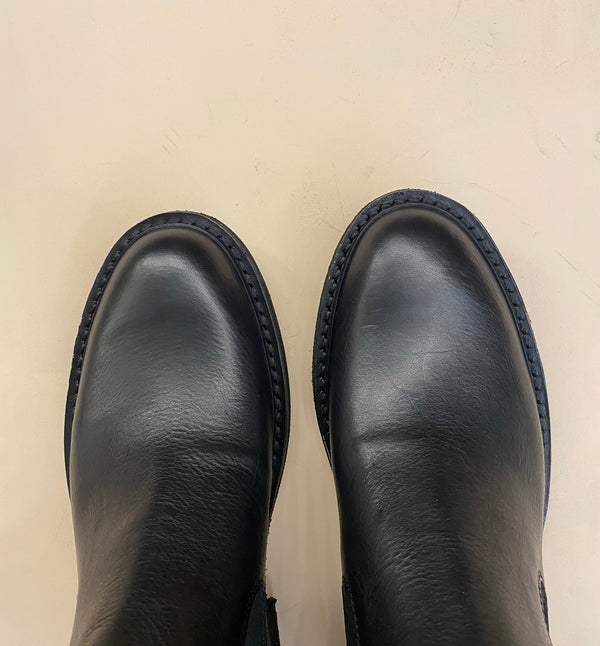 Gawaflex är en Chelsea boot från det familjedrivna italienska företaget Astorflex. Gawaflex är en stilren och stylish boot med komfort och hantverk i fokus. Skon är tillverkad för hand i Italien av vegetabiliskt garvat läder. Lädret är mjuk och får en vacker patina med tiden.&nbsp;

Sulan är en flexibel och väldigt lätt gummisula vilket gör att denna Chelsea boot är ovanligt lätt!

Färg: Svart

Material:&nbsp;

Ovandel: 1200 vegetabiliskt garvat mjukt läder

Foder: 100% vegetabiliskt garvat kalvläder

Mella