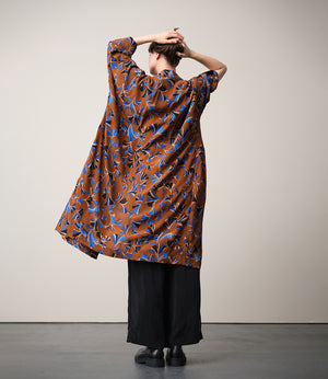 Lieblings kimono Gro i tyget Tosca. En lång lyxig kimono med fina kragdetaljer. Band att knyta i midjan. I kollektion Ridå har vi gjort Gro lite kortare än tidigare och i två storlekar. Tidigare onesize är nu S/M.&nbsp;

Färg: Mönster i kornblått, svart och beige på nougatbrun botten.

Material: 51% EcoVero, 49% viskos från Frankrike.