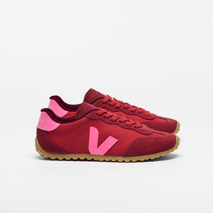 Sneakers GT Pepper Sari från Veja. Franska Veja producerar sneakers som är ekologiska och fair-trade.&nbsp;

Om du är mellan storlekar rekommenderar vi att gå upp en storlek.

Färg: Paprikaröd med rosa detaljer

Yttermaterial: Ovandel: Nolyn (54 % polyester och 46 % återvunnen polyester)

Detaljer: Läder och mocka