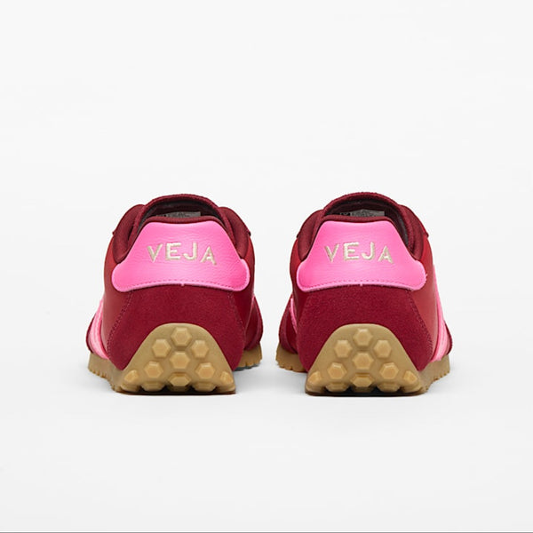 Sneakers GT Pepper Sari från Veja. Franska Veja producerar sneakers som är ekologiska och fair-trade.&nbsp;

Om du är mellan storlekar rekommenderar vi att gå upp en storlek.

Färg: Paprikaröd med rosa detaljer

Yttermaterial: Ovandel: Nolyn (54 % polyester och 46 % återvunnen polyester)

Detaljer: Läder och mocka