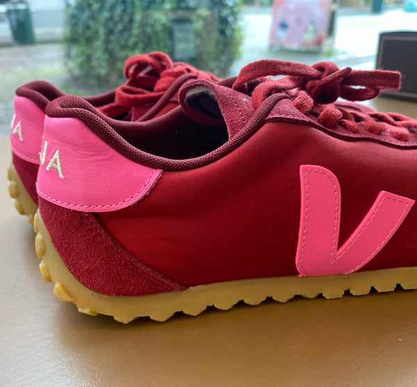 Sneakers GT Pepper Sari från Veja. Franska Veja producerar sneakers som är ekologiska och fair-trade.&nbsp;

Om du är mellan storlekar rekommenderar vi att gå upp en storlek.

Färg: Paprikaröd med rosa detaljer

Yttermaterial: Ovandel: Nolyn (54 % polyester och 46 % återvunnen polyester)

Detaljer: Läder och mocka