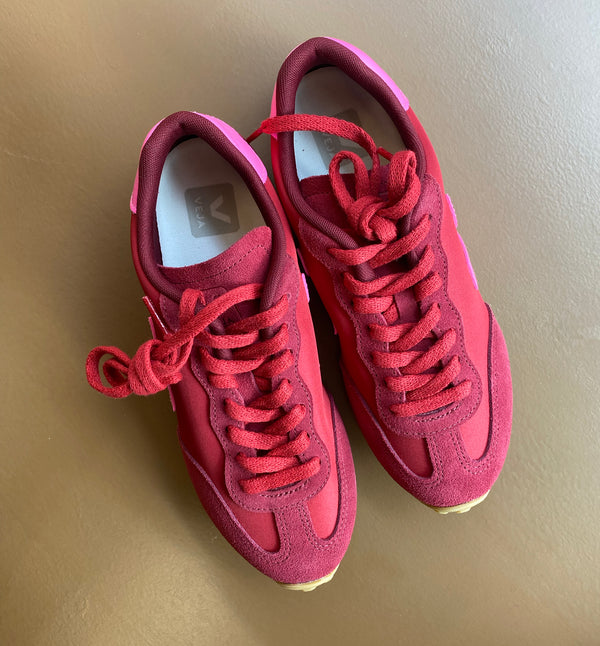 Sneakers GT Pepper Sari från Veja. Franska Veja producerar sneakers som är ekologiska och fair-trade.&nbsp;

Om du är mellan storlekar rekommenderar vi att gå upp en storlek.

Färg: Paprikaröd med rosa detaljer

Yttermaterial: Ovandel: Nolyn (54 % polyester och 46 % återvunnen polyester)

Detaljer: Läder och mocka