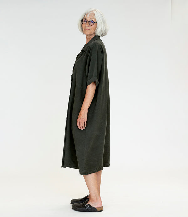 Avslappnad och överdimensionerad skjortklänning.&nbsp;Klänningen har en jackinspirerad krage, knappar framtill och fickor i sidsömmen.

&nbsp;Designad i danska Thy.&nbsp;

Färg: Mörkt gröngrå

Material: 70% Tencel, 30% lin. Detta tyg är tillverkat i Portugal.

Skötselråd: 30 grader fintvätt

Tillverkad i: Portugal&nbsp;