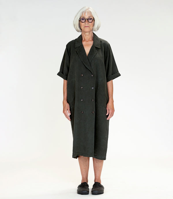Avslappnad och överdimensionerad skjortklänning.&nbsp;Klänningen har en jackinspirerad krage, knappar framtill och fickor i sidsömmen.

&nbsp;Designad i danska Thy.&nbsp;

Färg: Mörkt gröngrå

Material: 70% Tencel, 30% lin. Detta tyg är tillverkat i Portugal.

Skötselråd: 30 grader fintvätt

Tillverkad i: Portugal&nbsp;