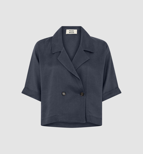 Avslappnad och överdimensionerad skjorta/jacka.&nbsp;Toppen har en jackinspirerad krage och två knappar framtill.&nbsp;Designad i danska Thy.&nbsp;

Färg: Mörkblå

Material: 70% Tencel, 30% lin. Detta tyg är tillverkat i Portugal.

Skötselråd: 30 grader fintvätt

Tillverkad i: Portugal&nbsp;