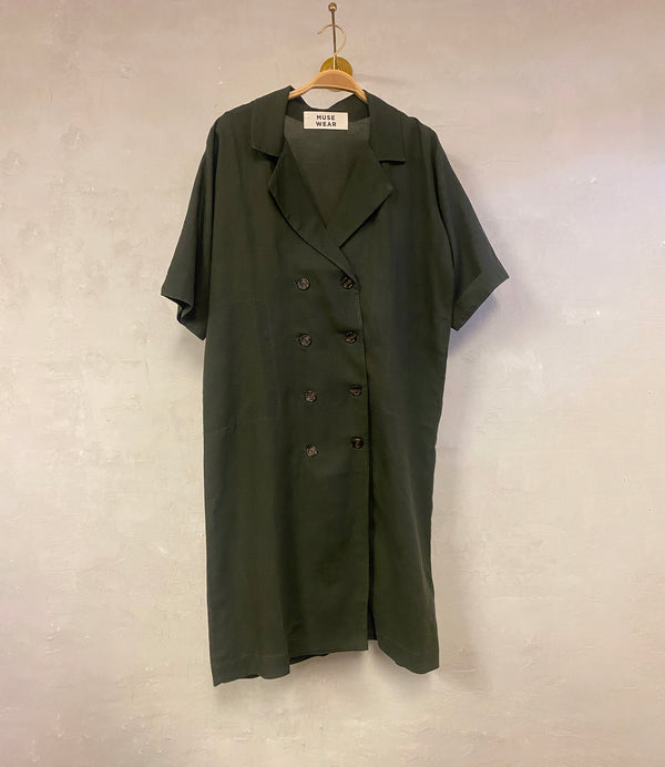 Avslappnad och överdimensionerad skjortklänning.&nbsp;Klänningen har en jackinspirerad krage, knappar framtill och fickor i sidsömmen.

&nbsp;Designad i danska Thy.&nbsp;

Färg: Mörkt gröngrå

Material: 70% Tencel, 30% lin. Detta tyg är tillverkat i Portugal.

Skötselråd: 30 grader fintvätt

Tillverkad i: Portugal&nbsp;