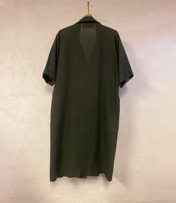 Avslappnad och överdimensionerad skjortklänning.&nbsp;Klänningen har en jackinspirerad krage, knappar framtill och fickor i sidsömmen.

&nbsp;Designad i danska Thy.&nbsp;

Färg: Mörkt gröngrå

Material: 70% Tencel, 30% lin. Detta tyg är tillverkat i Portugal.

Skötselråd: 30 grader fintvätt

Tillverkad i: Portugal&nbsp;