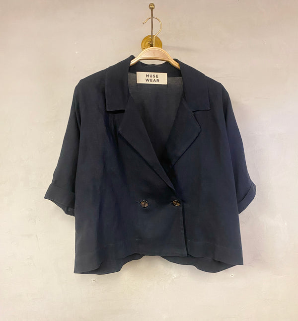 Avslappnad och överdimensionerad skjorta/jacka.&nbsp;Toppen har en jackinspirerad krage och två knappar framtill.&nbsp;Designad i danska Thy.&nbsp;

Färg: Mörkblå

Material: 70% Tencel, 30% lin. Detta tyg är tillverkat i Portugal.

Skötselråd: 30 grader fintvätt

Tillverkad i: Portugal&nbsp;