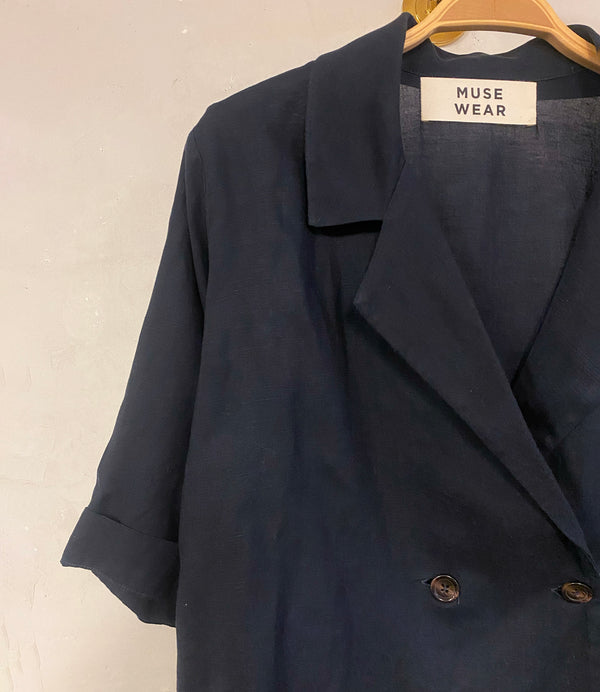 Avslappnad och överdimensionerad skjorta/jacka.&nbsp;Toppen har en jackinspirerad krage och två knappar framtill.&nbsp;Designad i danska Thy.&nbsp;

Färg: Mörkblå

Material: 70% Tencel, 30% lin. Detta tyg är tillverkat i Portugal.

Skötselråd: 30 grader fintvätt

Tillverkad i: Portugal&nbsp;