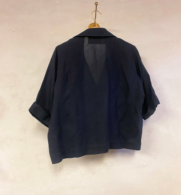 Avslappnad och överdimensionerad skjorta/jacka.&nbsp;Toppen har en jackinspirerad krage och två knappar framtill.&nbsp;Designad i danska Thy.&nbsp;

Färg: Mörkblå

Material: 70% Tencel, 30% lin. Detta tyg är tillverkat i Portugal.

Skötselråd: 30 grader fintvätt

Tillverkad i: Portugal&nbsp;