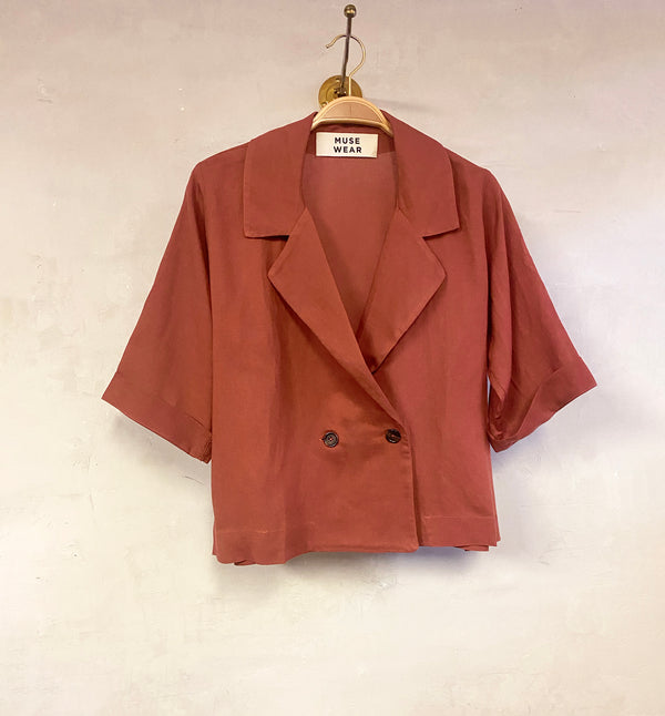 Avslappnad och överdimensionerad skjorta/jacka.&nbsp;Toppen har en jackinspirerad krage och två knappar framtill.&nbsp;Designad i danska Thy.&nbsp;

Färg: Rost

Material: 70% Tencel, 30% lin. Detta tyg är tillverkat i Portugal.

Skötselråd: 30 grader fintvätt

Tillverkad i: Portugal&nbsp;