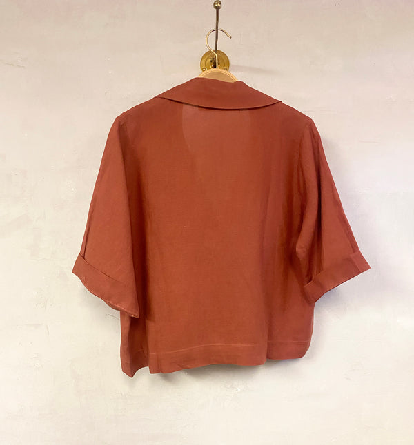 Avslappnad och överdimensionerad skjorta/jacka.&nbsp;Toppen har en jackinspirerad krage och två knappar framtill.&nbsp;Designad i danska Thy.&nbsp;

Färg: Rost

Material: 70% Tencel, 30% lin. Detta tyg är tillverkat i Portugal.

Skötselråd: 30 grader fintvätt

Tillverkad i: Portugal&nbsp;