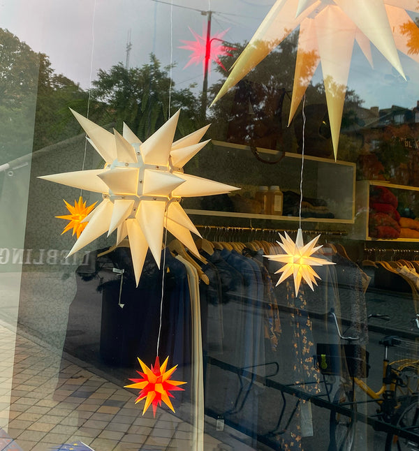 Stjärna + sladd. I detta kit får du både Ministjärna i plast från Herrnhuter och strömsladd.&nbsp;Du kan koppla upp till fyra ministjärnor till en strömsladd, till exempel om du vill ha dem i samma fönster.&nbsp;

Julstjärnornas stjärna! Hantverk från Herrnhut i Tyskland sedan 1885. Denna&nbsp;25-uddiga stjärna från Herrnhuter Sterne är originalet till våra adventsstjärnor. Fortfarande är Herrnhutstjärnan den vackraste adventsstjärnan!&nbsp;Ett tips är att den är lika fin året om:)

Färg: Röd/gul
Storlek:&n