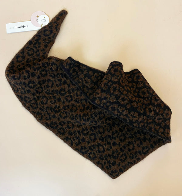 Stickad scarf i kraftig och mjuk alpackablandning. Trekantsform, 145 cm lång.&nbsp;

Färg: Brun/svart

Material: 48% baby alpackaull, 20% ull, 30% polyamid, 2% elastan.

Tillverkad i: Serbien

Tvätt:&nbsp;30 grader fintvätt