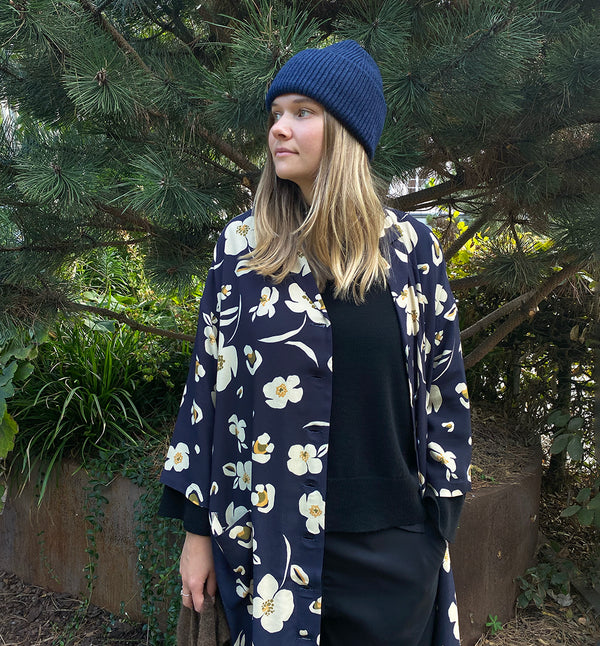 Klänningen Humla är en riktigt Lieblingfavorit. En ankellång kappklänning som kan bäras både öppen och stängd, som klänning eller kappa.&nbsp;Humla är en smula japaninspirerad i modellen och går att bära med eller utan det medföljande obi-bältet. Rak modell med krage, sprund bak och två fickor fram.&nbsp;

Färger: Gräddvita blommor med gula och olivgröna detaljer på mörkblå botten.

Material: 51% EcoVero, 49% viskos från Frankrike.
