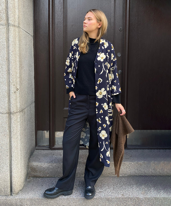 Klänningen Humla är en riktigt Lieblingfavorit. En ankellång kappklänning som kan bäras både öppen och stängd, som klänning eller kappa.&nbsp;Humla är en smula japaninspirerad i modellen och går att bära med eller utan det medföljande obi-bältet. Rak modell med krage, sprund bak och två fickor fram.&nbsp;

Färger: Gräddvita blommor med gula och olivgröna detaljer på mörkblå botten.

Material: 51% EcoVero, 49% viskos från Frankrike.