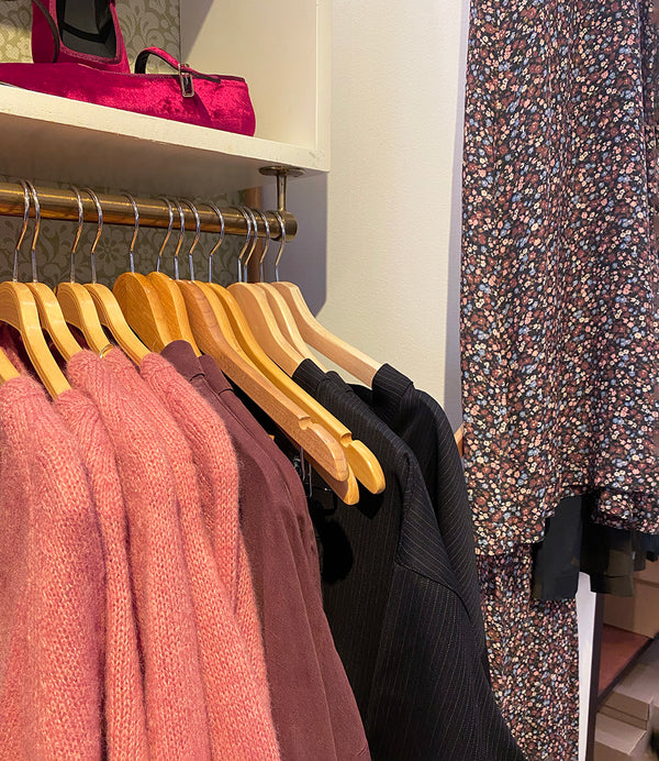 V-ringad stickad tröja Lavender från Sibin Linnebjerg i mjuk ullblandning.&nbsp;

Färg: Varmrosa

Material: 50% alpacka, 30% polyamid, 20% ull.&nbsp;Certifierad mulesingfri ull. Garnet kommer från Italien.

Tillverkad i: Serbien

Tvätt:&nbsp;30 grader fintvätt