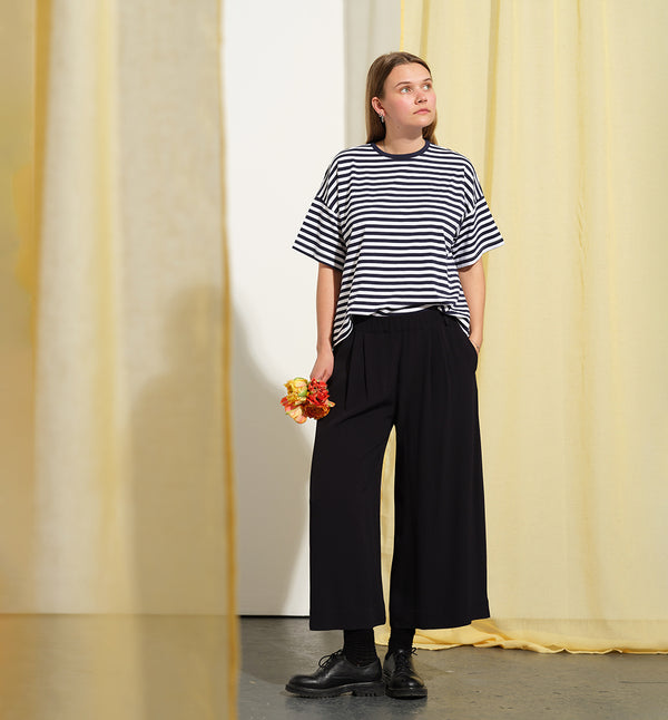 Byxa Ika! Avslappnad vid modell med veck fram, fickor i sidorna och resår med hällor i midjan.&nbsp;

Färg: Riktigt mörkblå, nästan svart

Material: 100% viskos

Materialursprung:&nbsp;Detta tyg kommer från Italien