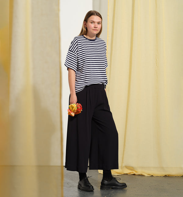 Byxa Ika! Avslappnad vid modell med veck fram, fickor i sidorna och resår med hällor i midjan.&nbsp;

Färg: Riktigt mörkblå, nästan svart

Material: 100% viskos

Materialursprung:&nbsp;Detta tyg kommer från Italien