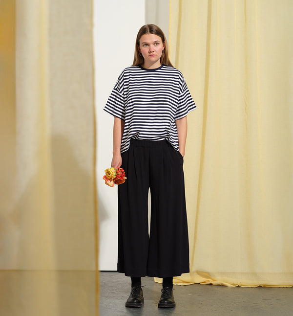 Byxa Ika! Avslappnad vid modell med veck fram, fickor i sidorna och resår med hällor i midjan.&nbsp;

Färg: Riktigt mörkblå, nästan svart

Material: 100% viskos

Materialursprung:&nbsp;Detta tyg kommer från Italien