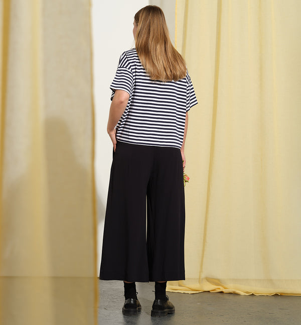 Byxa Ika! Avslappnad vid modell med veck fram, fickor i sidorna och resår med hällor i midjan.&nbsp;

Färg: Riktigt mörkblå, nästan svart

Material: 100% viskos

Materialursprung:&nbsp;Detta tyg kommer från Italien