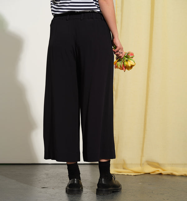 Byxa Ika! Avslappnad vid modell med veck fram, fickor i sidorna och resår med hällor i midjan.&nbsp;

Färg: Riktigt mörkblå, nästan svart

Material: 100% viskos

Materialursprung:&nbsp;Detta tyg kommer från Italien