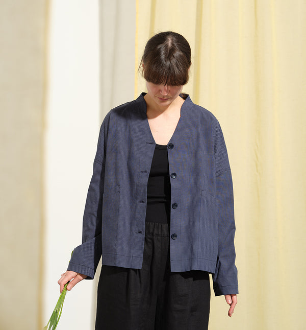 Jackie kimonojacka är lite boxig i modellen, v-ringad, två stora fickor fram, ok i ryggen och fyra knappar fram.&nbsp;&nbsp;

Färg: Blå/vit rutig

Material: 98% bomull, 2% elastan&nbsp;

Materialursprung:&nbsp;Detta tyg är ett deadstock tyg och kommer från Portugal.&nbsp;