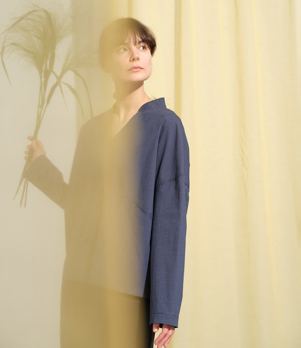 Jackie kimonojacka är lite boxig i modellen, v-ringad, två stora fickor fram, ok i ryggen och fyra knappar fram.&nbsp;&nbsp;

Färg: Blå/vit rutig

Material: 98% bomull, 2% elastan&nbsp;

Materialursprung:&nbsp;Detta tyg är ett deadstock tyg och kommer från Portugal.&nbsp;
