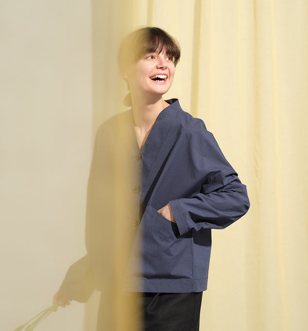 Jackie kimonojacka är lite boxig i modellen, v-ringad, två stora fickor fram, ok i ryggen och fyra knappar fram.&nbsp;&nbsp;

Färg: Blå/vit rutig

Material: 98% bomull, 2% elastan&nbsp;

Materialursprung:&nbsp;Detta tyg är ett deadstock tyg och kommer från Portugal.&nbsp;