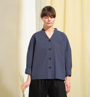 Jackie kimonojacka är lite boxig i modellen, v-ringad, två stora fickor fram, ok i ryggen och fyra knappar fram.&nbsp;&nbsp;

Färg: Blå/vit rutig

Material: 98% bomull, 2% elastan&nbsp;

Materialursprung:&nbsp;Detta tyg är ett deadstock tyg och kommer från Portugal.&nbsp;