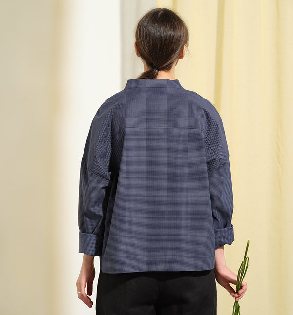 Jackie kimonojacka är lite boxig i modellen, v-ringad, två stora fickor fram, ok i ryggen och fyra knappar fram.&nbsp;&nbsp;

Färg: Blå/vit rutig

Material: 98% bomull, 2% elastan&nbsp;

Materialursprung:&nbsp;Detta tyg är ett deadstock tyg och kommer från Portugal.&nbsp;